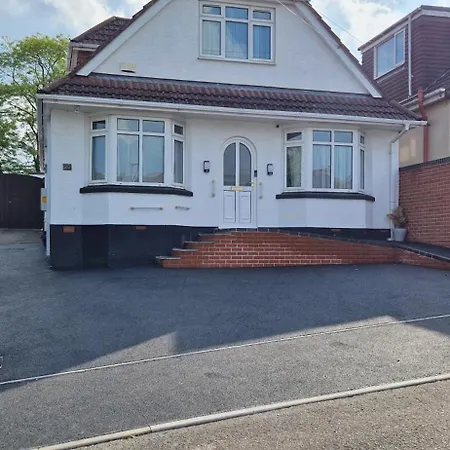 Chezzas Homestay Poole Exterior photo